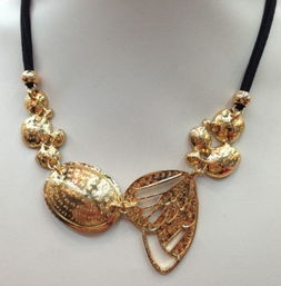 韩风流转，颈间生辉——探秘孔雀蓝水晶项链的时尚魅力